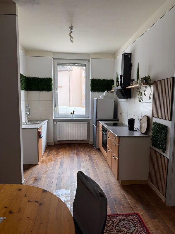 Refrigerador, horno, parrilla de estufa y cafetera y tetera