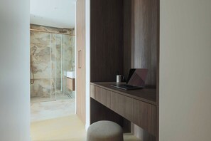 Regadera, secadora de cabello, toallas, jabón 