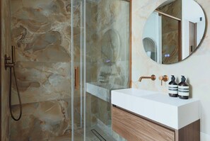 Shower, hair dryer, towels, soap - Elegant apartment - 3BR-8P- Le Marais (Paris)