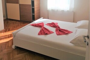 3 makuuhuonetta, silitysrauta/-lauta, ilmainen Wi-Fi