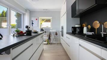 Jääkaappi, mikroaaltouuni, uuni, liesi