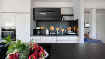 Kühlschrank, Mikrowelle, Ofen, Herdplatte