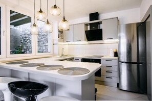 Réfrigérateur, micro-ondes, four, plaque de cuisson