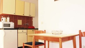 Refrigerador, microondas, parrilla de estufa y comedor 