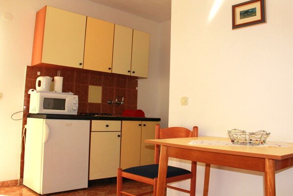 Refrigerador, microondas, parrilla de estufa y comedor
