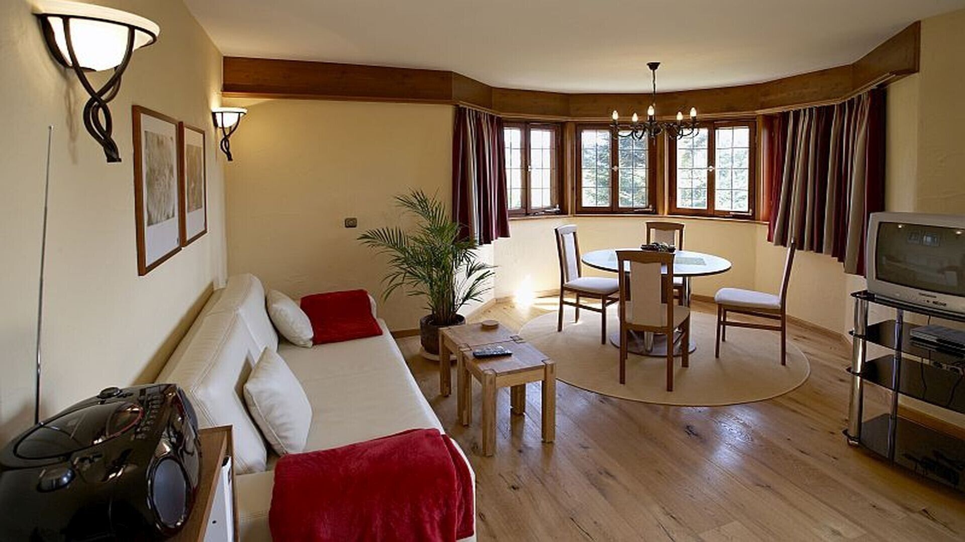 Televisión, chimenea, tenis de mesa y estéreo 