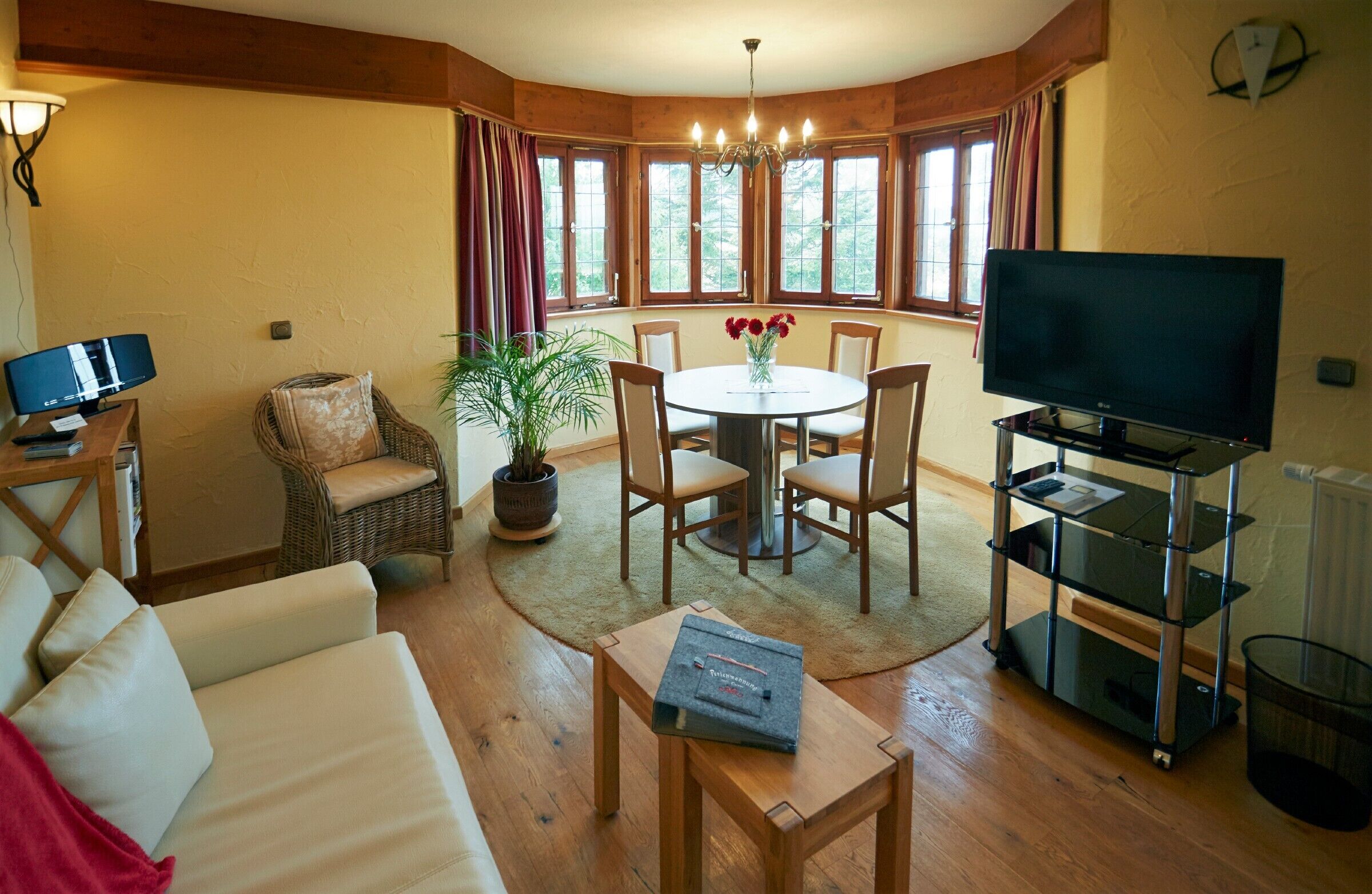 Fernseher, Kamin, Tischtennisplatte, Stereoanlage