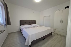 2 dormitoris, planxa i posts de planxar i un bressol de viatge 
