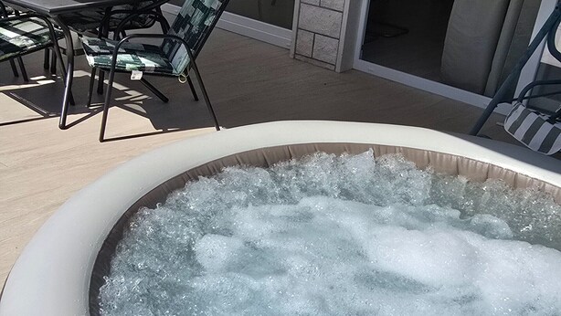 A hot tub filled with water and surrounded by outdoor furniture. - Luxury apartment Ani II  - Two Bedroom Apartment with Terrace (Sutivan)