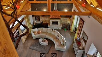 Televisor, llar de foc, taula de tennis de taula i estèreo