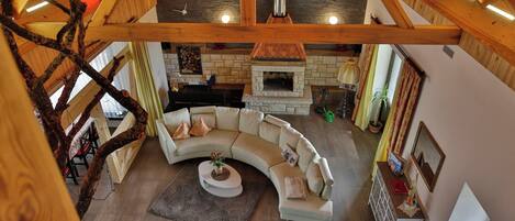 Tv, eldstad, ett bordtennisbord och en stereo