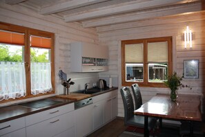 Kylskåp, mikrovågsugn, ugn och spishäll