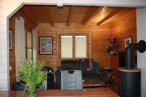 TV, fireplace, stereo - Holiday Home 'Ferienhaus Zuehlke' with Lake View, Private Terrace and Wi-Fi (Groß Nemerow)