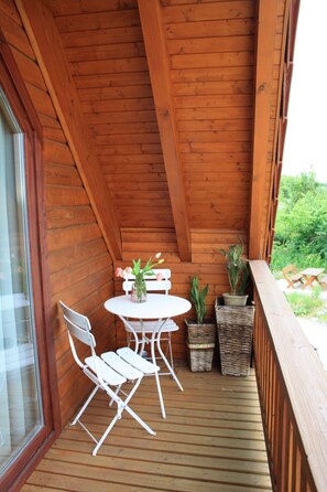 Outdoor dining - Holiday Home 'Ferienhaus Zuehlke' with Lake View, Private Terrace and Wi-Fi (Groß Nemerow)