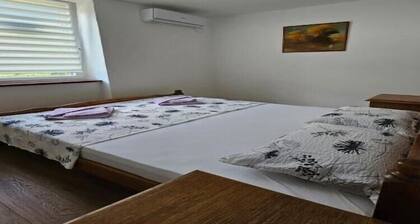 Apartment Gracac - Two Bedroom Apartment with Terrace