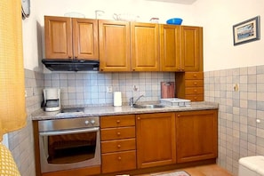 Wasserkocher mit Kaffee-/Teezubehör, Kühlschrank, Ofen, Herdplatte