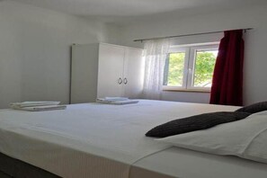 3 bedrooms, iron/ironing board, travel crib, free WiFi