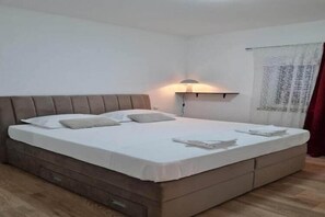 Iron/ironing board, travel crib, free WiFi