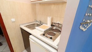 Geladeira, cooktop, mesas de jantar