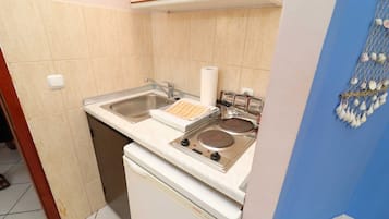 Fridge, stovetop, dining tables