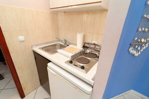Kühlschrank, Herdplatte, Esstisch