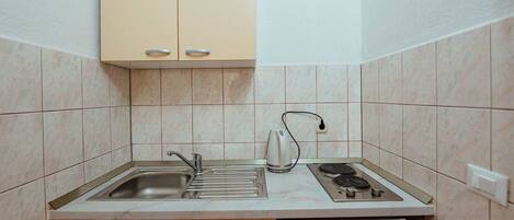 Réfrigérateur, plaque de cuisson, tables à manger