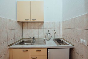 Kühlschrank, Herdplatte, Esstisch