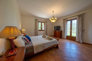 5 chambres, fer et planche à repasser, Wi-Fi, draps fournis