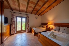 5 bedrooms, iron/ironing board, WiFi, bed sheets