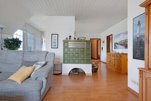 TV, fireplace - Apartment 'Watt' with Balcony (Friedrichskoog-Spitze)