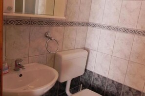 Bathroom - Apartments Trogrlić - Comfort One-Bedroom Apartment with Balcony and Sea View (Hvar)