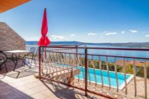 Property grounds - Two Bedroom Apartment with Terrace and Sea View (Crikvenica)