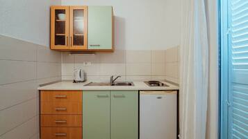 Jääkaappi, liesi, ruokailupöytä
