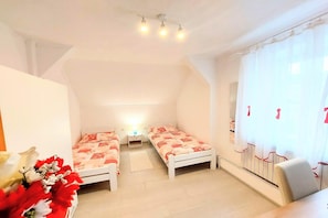4 bedrooms, iron/ironing board, free WiFi - Apartments Jezerane - Four Bedroom Apartment with Balcony (Jezerane)