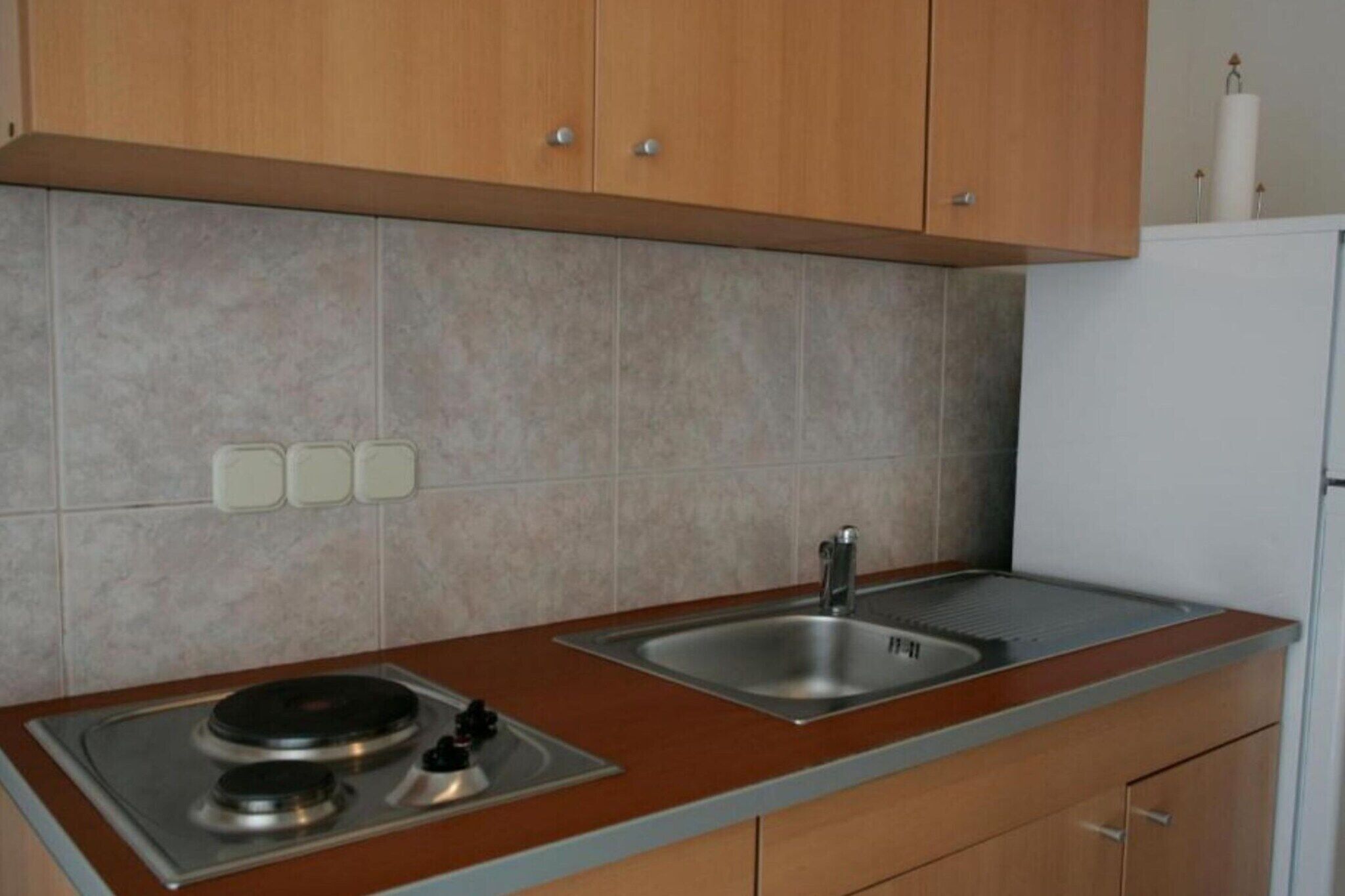 Kühlschrank, Mikrowelle, Herdplatte, Wasserkocher mit Kaffee-/Teezubehör