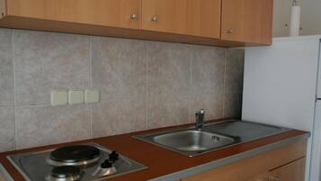 Frigorifero, microonde, piano cottura, macchina per tè/caffè