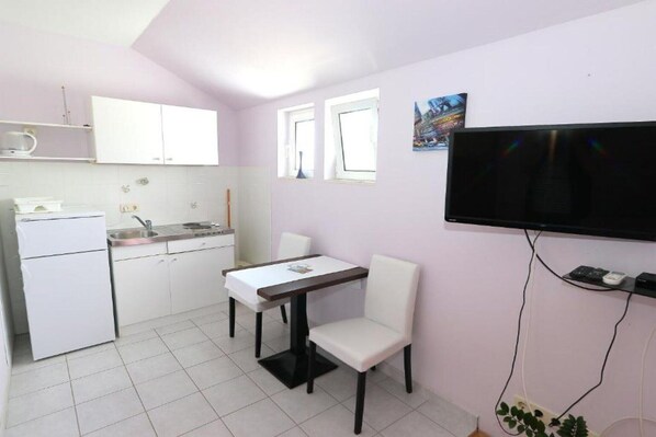 Coffee/tea maker, fridge, microwave, stovetop - Apartments Trogrlić - Studio with Balcony and Sea View (Hvar)