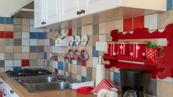 Kühlschrank, Herdplatte, Wasserkocher mit Kaffee-/Teezubehör, Esstisch