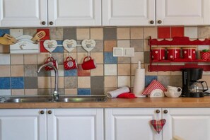 Kühlschrank, Herdplatte, Wasserkocher mit Kaffee-/Teezubehör, Esstisch