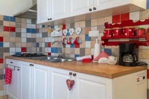 Réfrigérateur, plaque de cuisson, cafetière/bouilloire, tables à manger