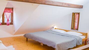 Iron/ironing board, travel crib, free WiFi