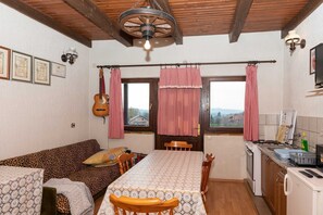 Smart-TV, Kamin, Tischtennisplatte