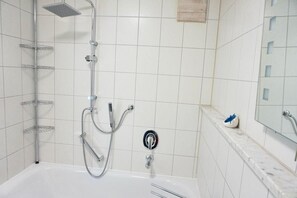 Bruser, hårtørrer, håndklæder