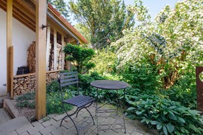 Outdoor dining - Apartment 'Am Hof' with Shared Garden and Wi-Fi (Zwiefalten)