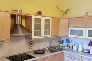 Réfrigérateur, micro-ondes, four, plaque de cuisson