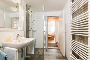 Shower, towels