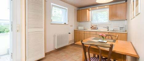 Kühlschrank, Mikrowelle, Herdplatte, Wasserkocher mit Kaffee-/Teezubehör