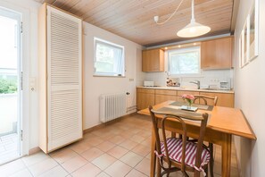 Kühlschrank, Mikrowelle, Herdplatte, Wasserkocher mit Kaffee-/Teezubehör