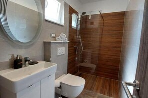 Shower, hair dryer - Villa Tamaris - Two Bedroom Holiday Home with Terrace and Swimming pool (Mali Drvenik)