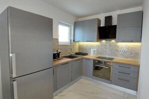 Jääkaappi, mikroaaltouuni, uuni, liesi